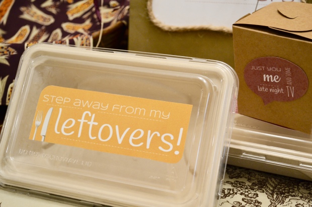 {Fun, Yum & Frills} Reynolds throw away tupperware containers make the perfect Thanksgiving leftover boxes. Get the FREE DOWNLOAD to transform these into the perfect Thanksgiving leftover boxes on funyumandfrills.com