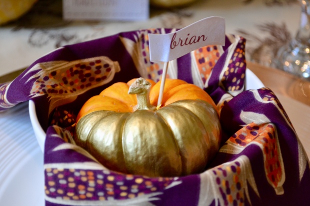 {Fun, Yum & Frills} Mini gold painted pumpkins as place cards (and take home favors!) add a festive and colorful pop to this colorful Friendsgiving/Thanksgiving tablescape on funyumandfrills.com