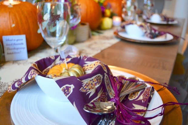 {Fun, Yum & Frills} A colorful Friendsgiving/Thanksgiving tablescape complete with neutral tans and whites and accented with deep purples and oranges on funyumandfrills.com
