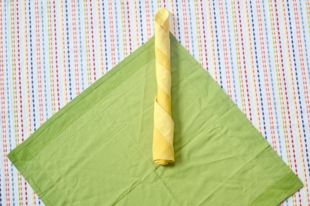 {Fun, Yum & Frills} DIY Corn Napkin folding tutorial. Great for barbecues, Cinco de Mayo tables or pool parties. Easily adaptable into paper napkins for outdoor friendly craft.