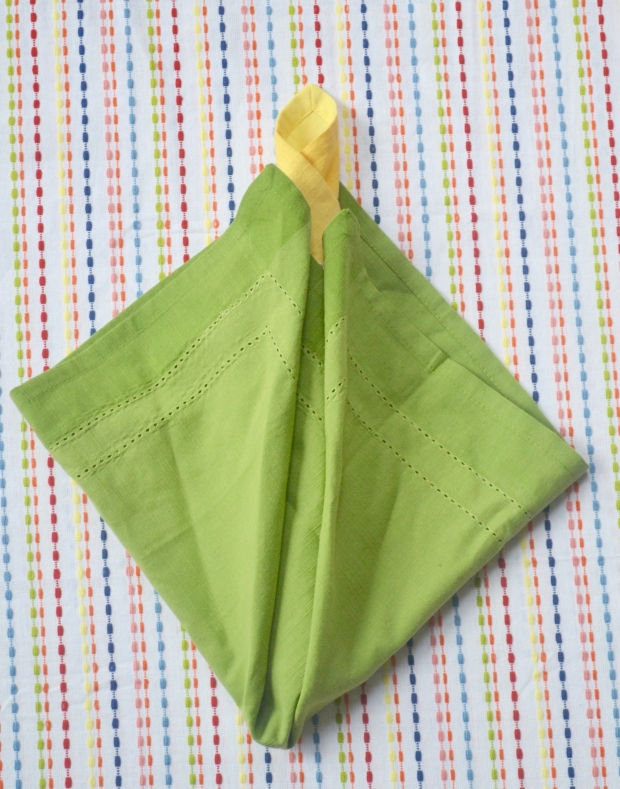 {Fun, Yum & Frills} DIY Corn Napkin folding tutorial. Great for barbecues, Cinco de Mayo tables or pool parties. Easily adaptable into paper napkins for outdoor friendly craft.